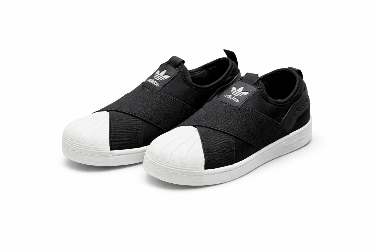Adidas Slip On preto e branco