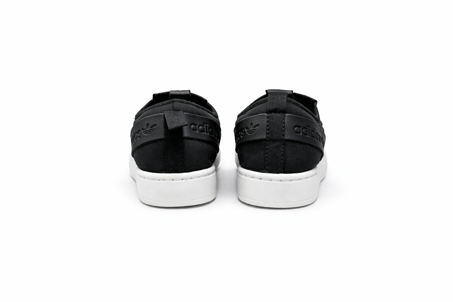 Adidas Slip On preto e branco